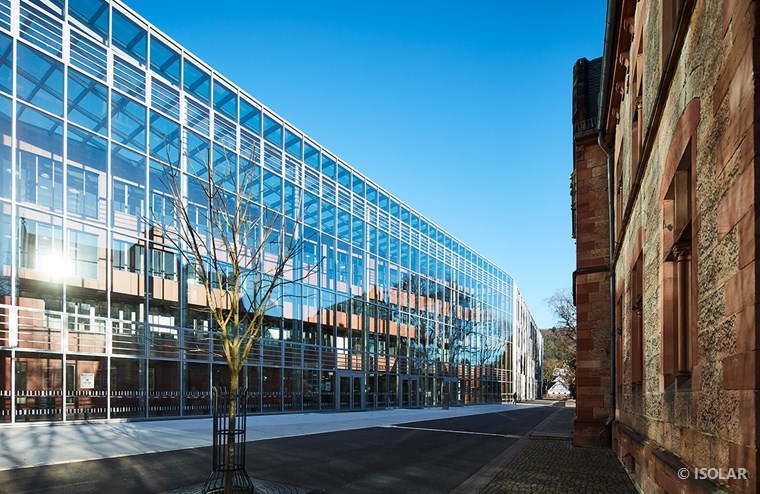 Mit ihrer Architektur setzt die neue Zentralbibliothek der Universität Marburg einen Akzent im Stadtbild der mittelhessischen Stadt. Gleichzeitig fügt sie sich gekonnt in die historische Kulisse ein. 