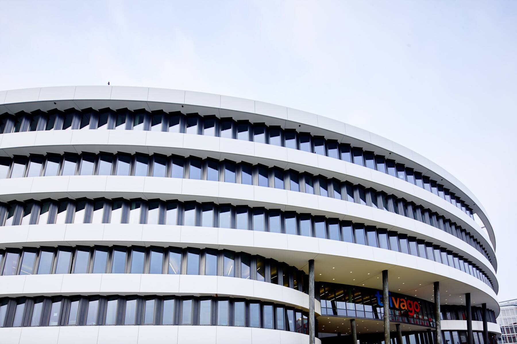 Die ISOLAR SOLARLUX Verglasung im Trivago Campus Düsseldorf verbindet moderne Architektur, hohe Transparenz und energieeffiziente Fassadentechnik im Büro- und Unternehmensbau.