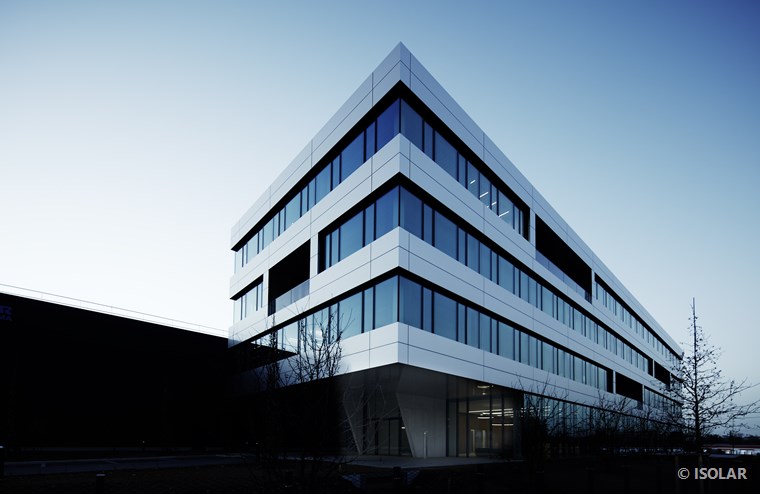 Das neue Bürogebäude mit angrenzender Fertigungshalle am neuen Firmenstandort von Fischer-Kälte Klima in Rommelshausen. | © ISOLAR®