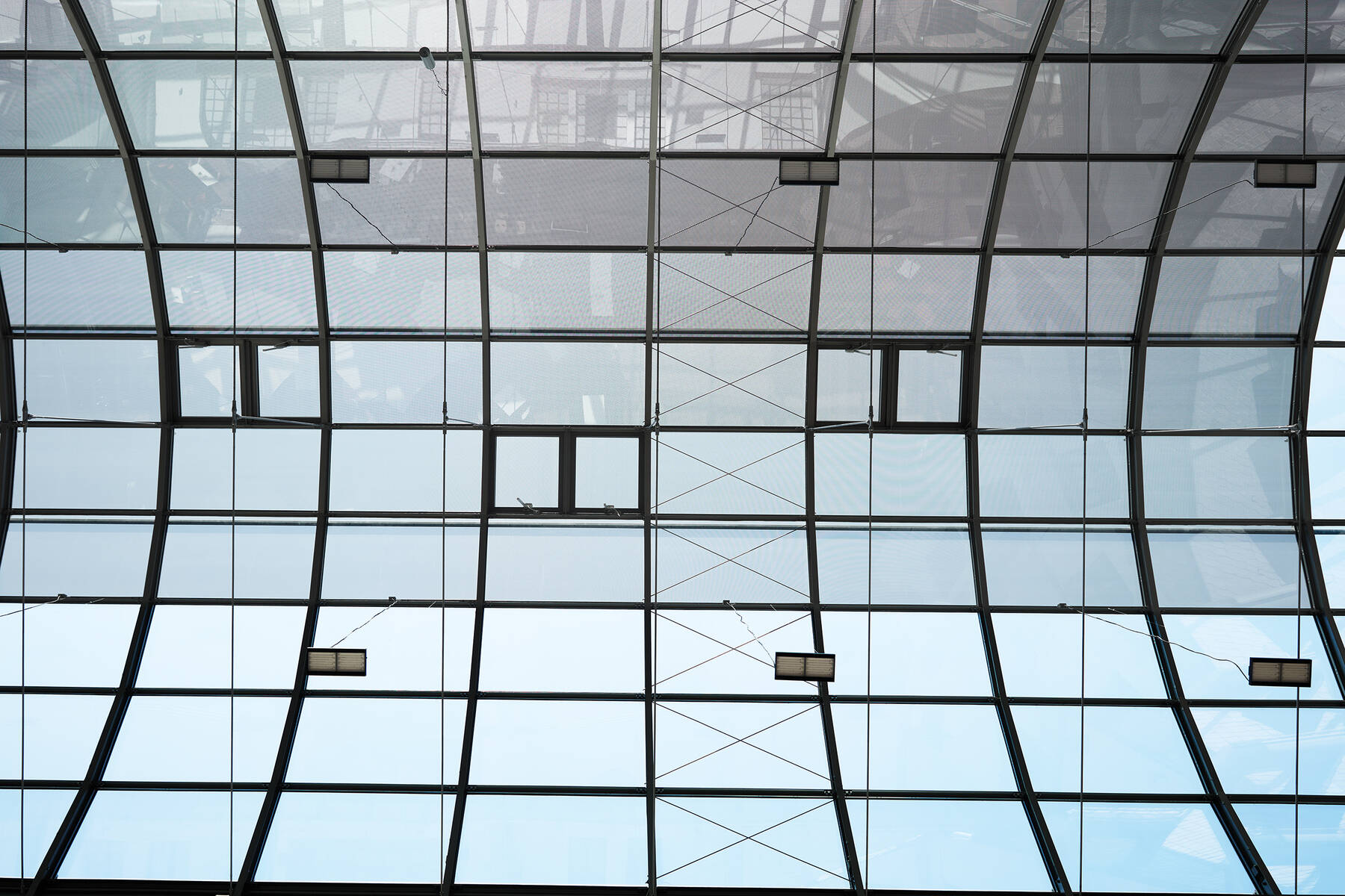 Detailansicht der digital bedruckten Glasmodule des Museumsdachs, die für optimale Lichtverhältnisse und Wärmeschutz im Museum sorgen.