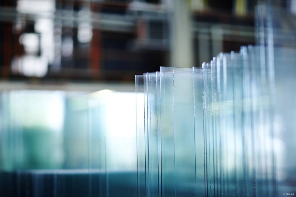 Das Bild zeigt die Produktion bei ISOLAR Glas: moderne Fertigungsanlagen, Präzision in der Glasverarbeitung und höchste Qualitätsstandards für Isolier- und Funktionsgläser.
