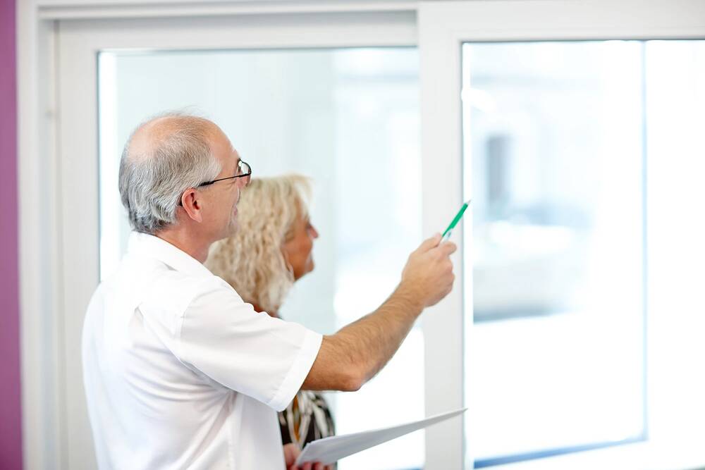 Das Bild zeigt das Logo bzw. die Darstellung der ISOLAR Glas Beratung GmbH, einem europäischen Netzwerk unabhängiger Glashersteller für energieeffiziente und funktionale Architekturverglasungen.